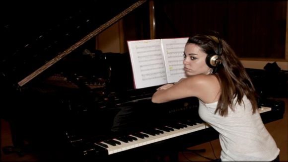 La cantant, pianista i compositora santcugatenca Cludia Bardag /FONT: http://facebook.com/claudiabardagi