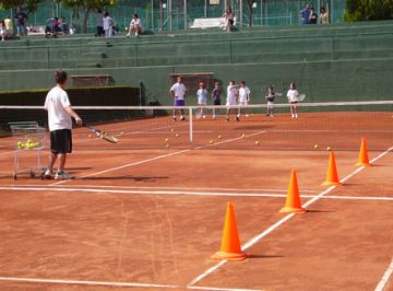Els participants de les estades gaudiran del tenis.