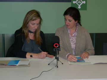 La regidora d'Educaci i Joventut, Esther Salat, i la pintora Nria Valls, han presentat el concurs