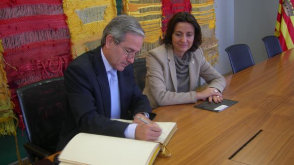 El ministre argent ha signat el llibre d'honor de la ciutat