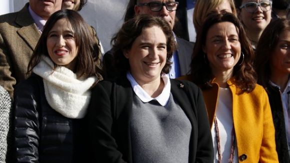 D'esquerrra a dreta, les alcaldessa Núria Parlon (Santa Coloma), Ada Colau (Barcelona) i Mercè Conesa (Sant Cugat)