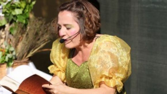 Esther Mirao s'encarrega de la lectura dels contes / Foto: Biblioteques Sant Cugat