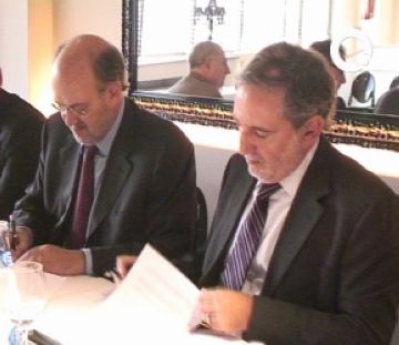 Frederic Boix i Miquel-ngel Pla signant el conveni