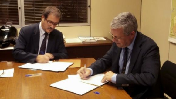 Melcior Arcarons i Ramon Grau signant el conveni entre l'empresa i el centre educatiu / Font: ACN