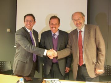 Frederic Boix, a la dreta, ha signat el conveni amb el vicedeg Gonzalo Freixes, al centre