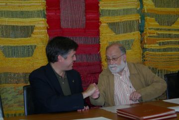 Arcadi Oliveres i Lluís Recoder durant la signatura del conveni