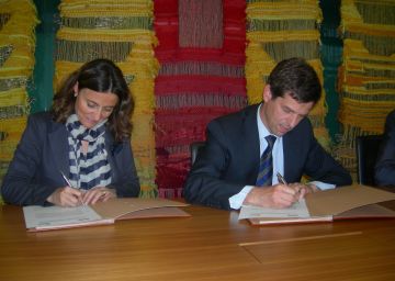 L'alcaldessa i Manuel Baurier en el moment de la signatura