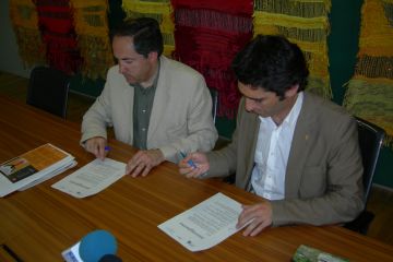Puigner, a la dreta, i Maluquer signen el conveni