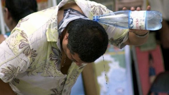 La DGPC recomana beure aigua i refrescar-se. / Font: Google