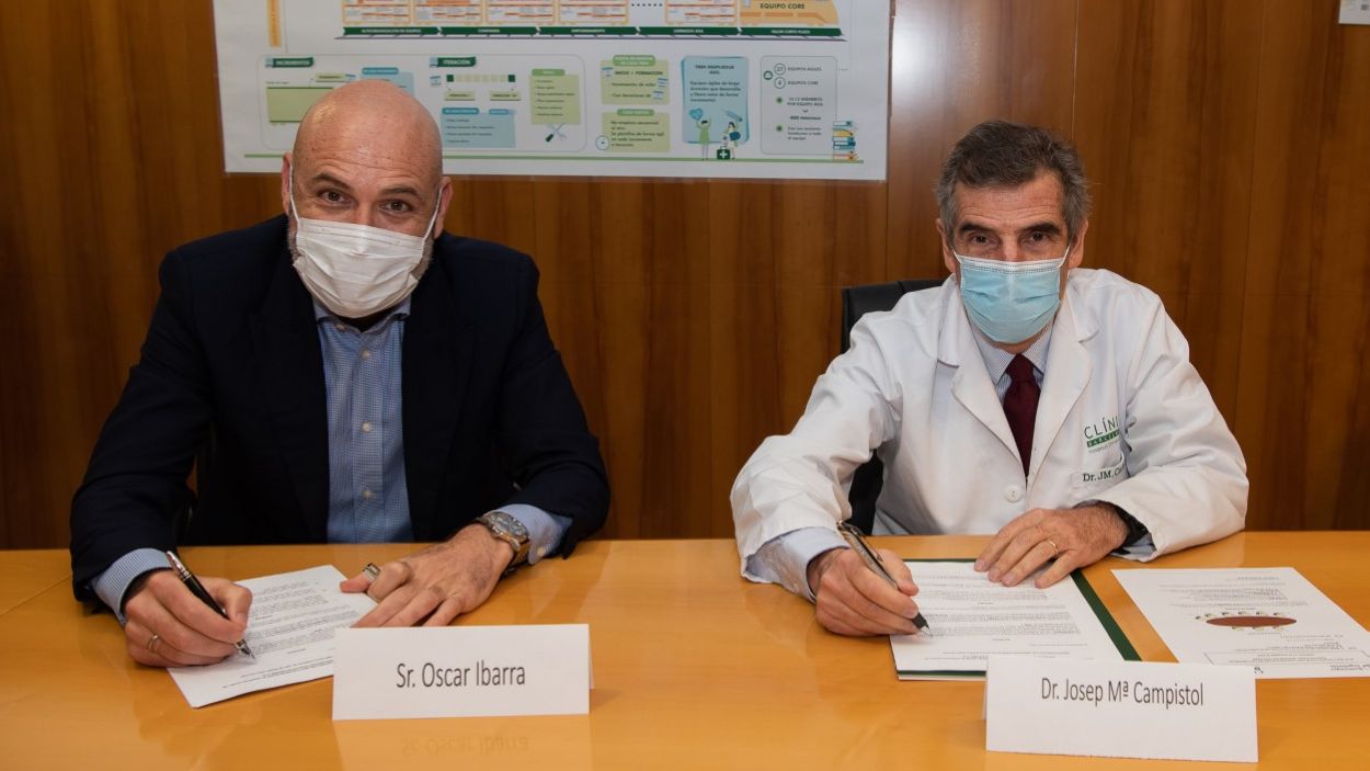 El doctor Josep Maria Campistol i el senyor Oscar Ibarra firmen el conveni de col·laboració /Foto: cedida