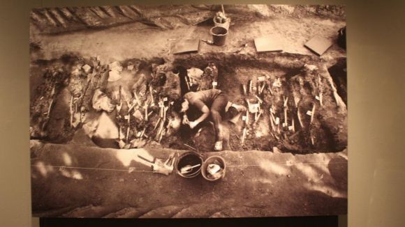 La fotografia fotografiada mostra les tasques d'exhumaci de les foses / Font: Premsa Sant Cugat