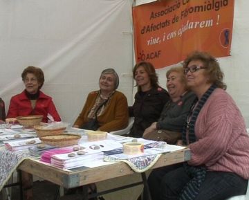 Carmela Fortuny, al centre, acompanyada de les voluntàries de l'ACAF