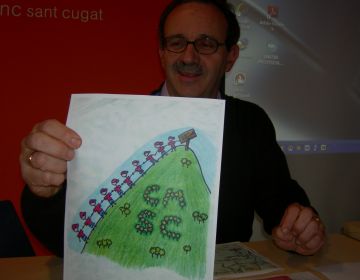 El coordinador de la Marxa Infantil, Silvano Bendinelli, amb la illustraci de la 1a Marxa Juvenil