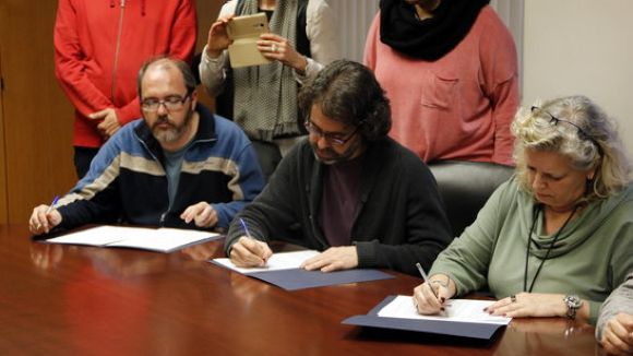 Els sindicats de mestres, en el moment de signar l'acord / Foto: ACN