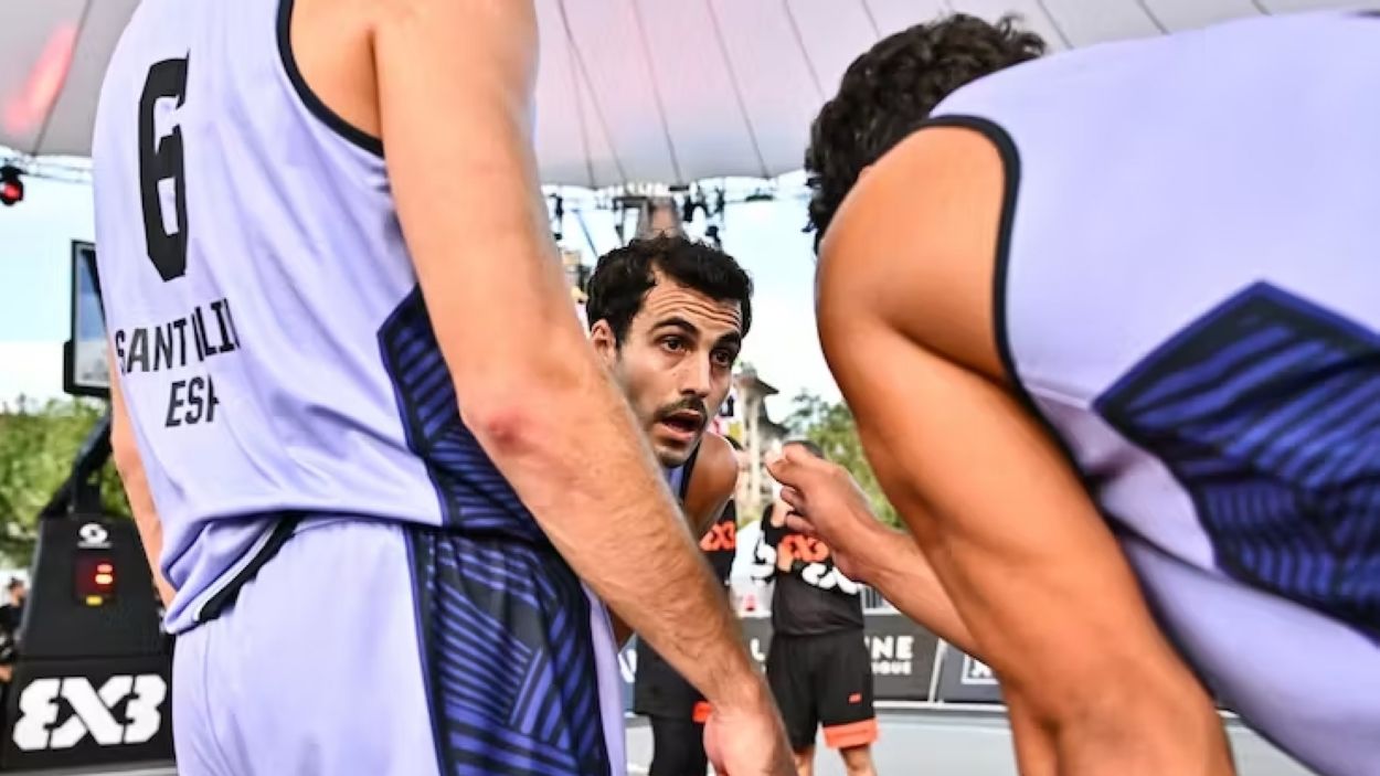 En imatge el santcugatenc Guim Expósito durant un dels duels de la prova de 3x3 de Lausana / Foto: FIBA