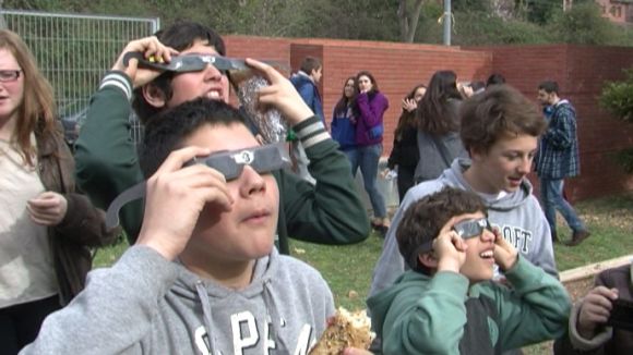 Els estudiants disposaven d'ulleres protectores per poder observar l'eclipsi amb seguretat