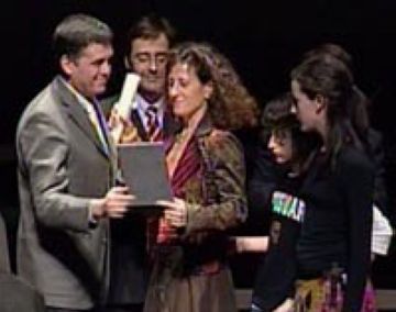 L'alcalde, Llus Recoder (esquerra), lliura la medalla d'or pstuma de la ciutat a la vdua de Tubau, Laura Pires