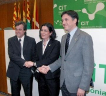 Els alcaldes de Cerdanyola, Antoni Morral; de Rub, Carme Garcia; i de Sant Cugat, Llus Recoder (d'esquerra a dreta)