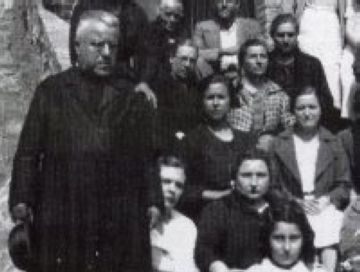 Anton Guill (esquerra) amb un grup de feligresos el 1935