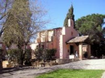 La carretera es troba en les immediacions de l'ermita de Sant Crist de Llaceres