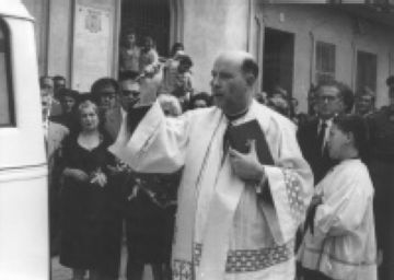 Mossn Juli Njera benent la primera ambulncia de la Creu Roja a la ciutat (1958)