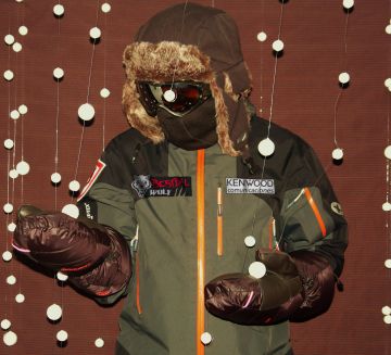 Enric Gmez amb la roba que utilitzar a la Marat del Pol Nord