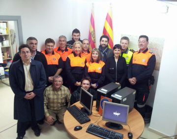 El tinent d'alcalde de Tecnologia, Jordi Puigner, va lliurar els equips. /Font: LocalPress