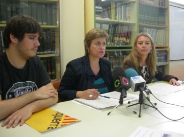 La diputada Anna Simó, al centre, durant la roda de premsa, entre representants d'ERC a la ciutat