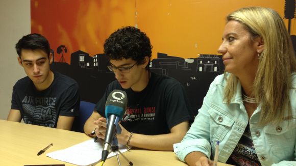 El portaveu de les JERC, Lluc Cahs, al centre, acompanyat de Mireia Ingla, alcaldable d'ERC