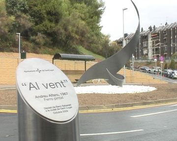 Imatge de l'escultura d'Alfaro que decora una rotonda de Sant Cugat