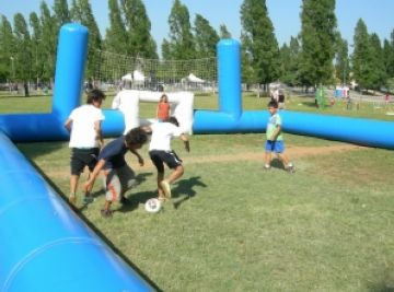 Imatge d'un partit de futbol a l'Esport al Carrer