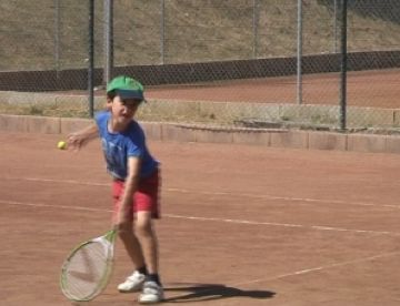 El tennis s una de les activitats principals al campus d'estiu del CEV