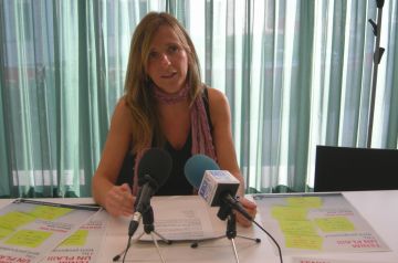 La regidora de Joventut, Esther Salat, durant la roda de premsa