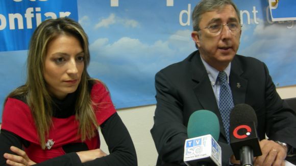Esther Cabello, a l'esquerra, acompanyada de Jordi Carreras