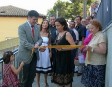 L'alcalde i la farmacutica inauguren la rampa d'accs a la farmcia