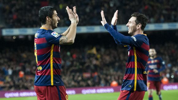 Sarez i Messi, protagonistes del partit contra el Valncia, celebren un gol