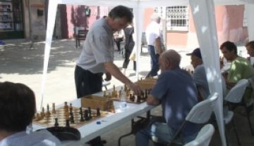 Antoni Fierro a la plaa Miquel Ros a la simultnia d'escacs