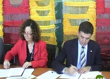 Montserrat Caminal i Llus Recoder durant la signatura