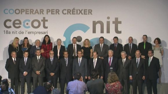Els premiats d'enguany amb el president de la Generalitat i de la patronal Cecot