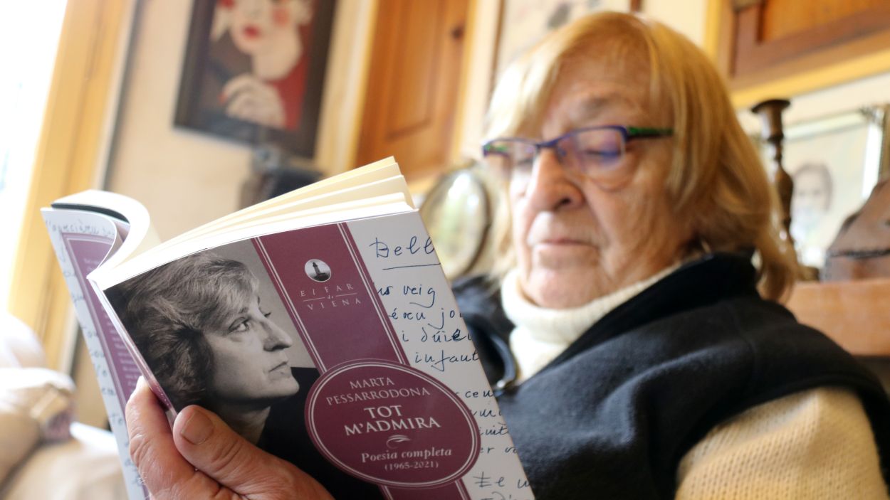 La poetessa Marta Pessarrodona llegint un fragment de la seva darrera obra, 'Tot m'admira', a la seva casa de Sant Cugat del Vallès / Foto: ACN