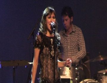La veu del grup, Eva Amaral, en un moment del concert al Teatre-Auditori
