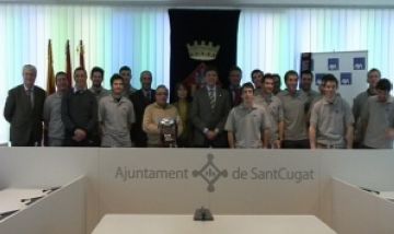 Foto de grup de l'AXA Sant Cugat amb l'alcalde