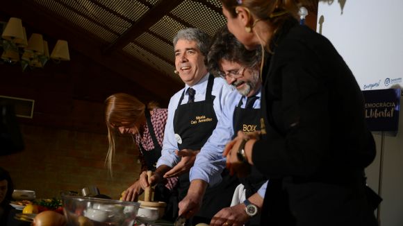 Francesc Homs ha estat estat l'encarregat d'elaborar la salsa romesco / Foto: Localpres