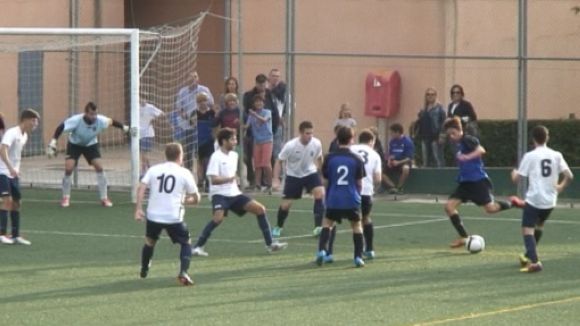 El SantCu i el Junior es reparteixen punts, gols i expulsions després d'un derbi vibrant