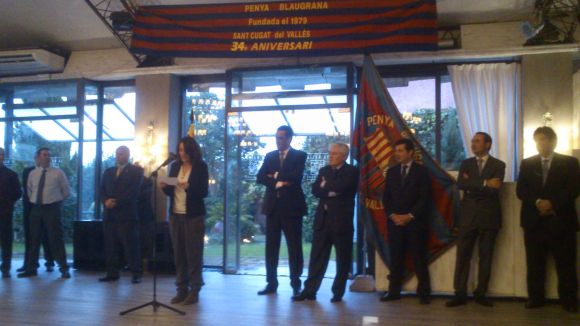 Merc Conesa felicitant els socis de la Penya Blaugrana Sant Cugat en el dinar a La Masia