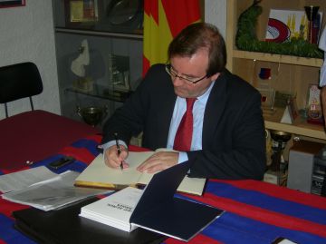 Imatge del moment de la signatura del llibre