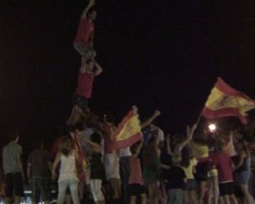 Seguidors celebrant la victria de la selecci espanyola
