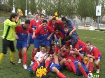 El conjunt juvenil celebrant l'ascens a Primera Divisi