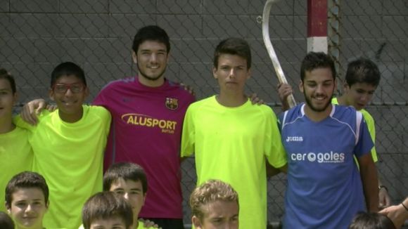 Marc Tolr, amb la samarreta del FC Barcelona, i Isaac Fernndez, de blau, amb els participants del campus