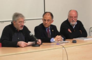 D'esquerra a dreta, el membre del GEL Jordi Casas, el tinent d'alcalde de Cultura, Xavier Escura, i Domnec Miquel